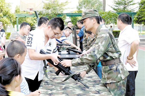 台山边检站开放警营 群众对警械装备产生浓厚兴趣 中国财经界 www.qbjrxs.com