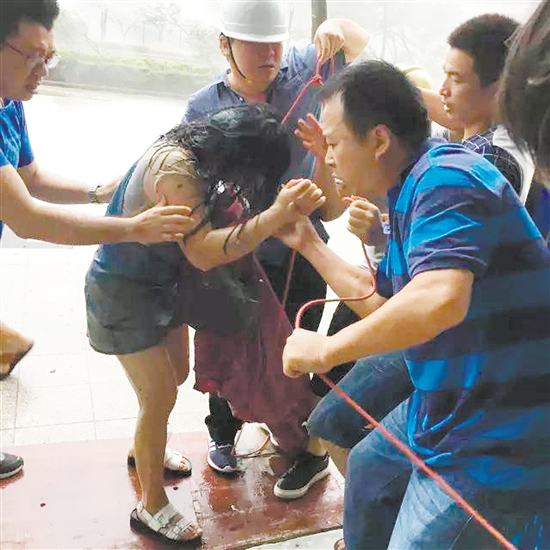 开平热心市民腰上系绳子 合力救回被台风刮倒的女子 中国财经界 www.qbjrxs.com