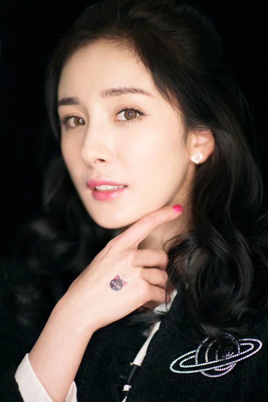 杨幂开始玩 下半身失踪 证明秋天已经到喽-中国