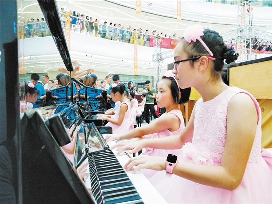 爱心之城 把爱奏响40台钢琴400个孩子演奏美妙主旋律 中国财经界 www.qbjrxs.com