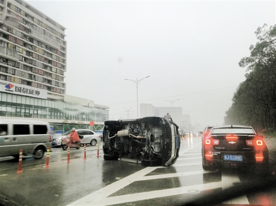 昨天一早核心城区多处地方发生交通事故朋友圈