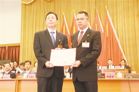 恩平市委书记谢超武(右)代表大会主席团为新当选的恩平市人民政府市长