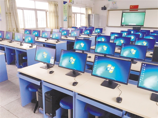新联小学电脑室。