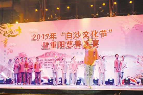 2000多名居民同步观看重阳盛宴 中国财经界 www.qbjrxs.com