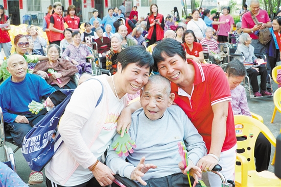 环市街重阳节情暖白石托老院200多位老人感受浓浓亲情和暖意 中国财经界 www.qbjrxs.com