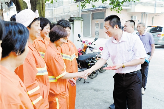 台山市共有800多名环卫工人，每人每天负责近万平方米保洁工作城市变美，有你们的功劳 中国财经界 www.qbjrxs.com