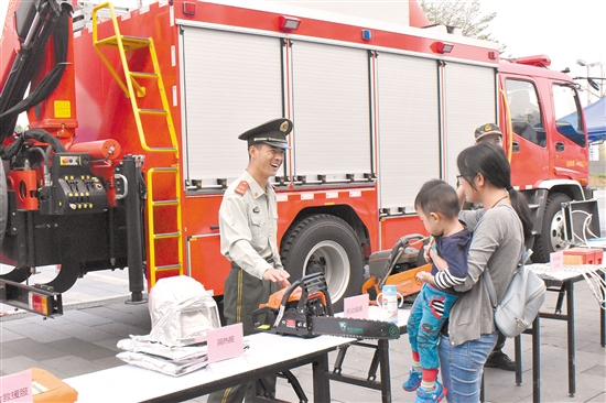 开展消防安全宣传活动 群众尝试操作消防救援器材 中国财经界 www.qbjrxs.com