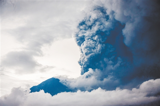 印尼阿贡火山再次喷发中国公民近期需谨慎前往巴厘岛 中国财经界 www.qbjrxs.com