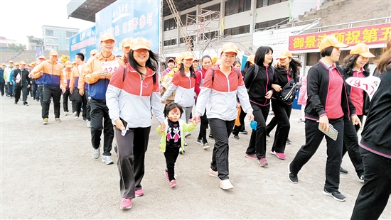 7000名选手参加健走马拉松大赛，沿途始终保持洁净，大家还互帮互助文明当仁不让成为主角 中国财经界 www.qbjrxs.com