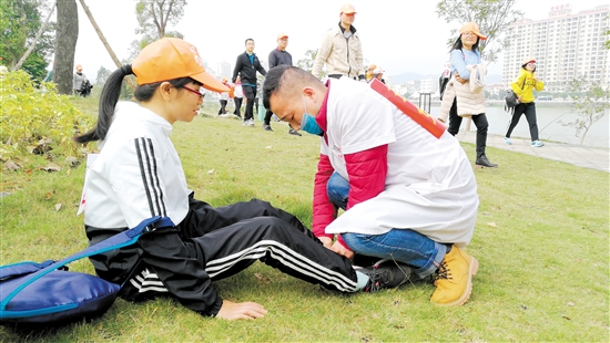 7000名选手参加健走马拉松大赛，沿途始终保持洁净，大家还互帮互助文明当仁不让成为主角 中国财经界 www.qbjrxs.com