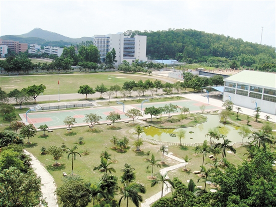 长师中学运动休闲区,400米标准运动场,锦鲤荷花池.