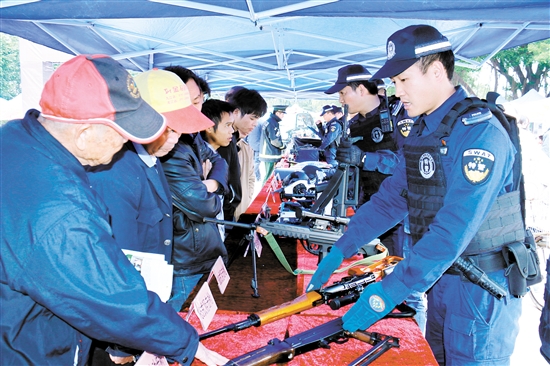 北湖法治文化公园揭幕，执法部门展示装备无人机和防爆毯引市民围观 中国财经界 www.qbjrxs.com