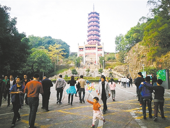在江海区长廊生态园,停车场停得满满当当。 郭永乐 摄 元旦假期,天气晴好,不少市民趁着好天气带孩子到公园游玩。1日早上,记者在江海区长廊生态园见到,停车场停得满满当当,前来游玩的市民非常多,很多家庭扶老携幼徜徉在花田里,在阵阵花香中迎接新年的到来。下午4时,市区东湖公园的入园人数便已接近万人,小朋友们在公园里吹泡泡、玩机动游戏、喂鱼、划船,感受着公园中的新年气象。此外,鹤山大雁山风景区也吸引不少市民和游客前来游玩。(文/郭永乐)