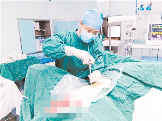医生在为患者施行椎间孔镜微创技术。