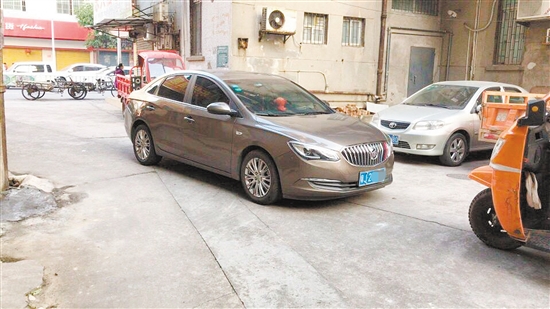 这位车主停车“横行霸道”市民出行受阻，呼吁遵守交通规则 中国财经界 www.qbjrxs.com