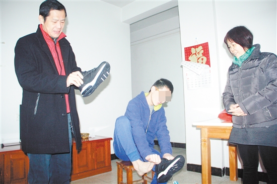 爱心企业捐赠送温暖 13岁立立开心穿上新球鞋 中国财经界 www.qbjrxs.com