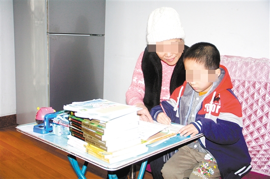 7岁儿子需做小手术 单亲困难母亲心里好焦急 中国财经界 www.qbjrxs.com