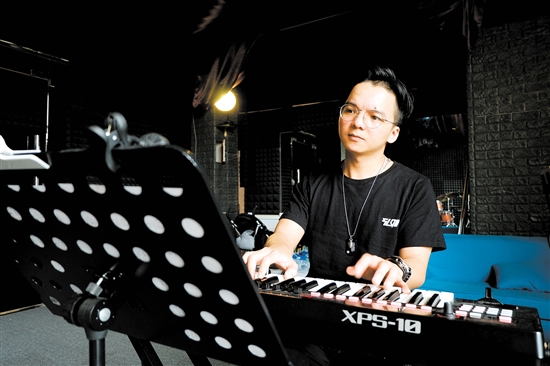 他是一名热爱音乐的键盘手，把兴趣做成了事业“我要用音乐传递正能量” 中国财经界 www.qbjrxs.com