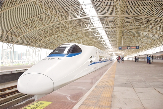 昨日早上9时30分许，从广州南站开出的D7497次列车到达广珠城轨新会站。