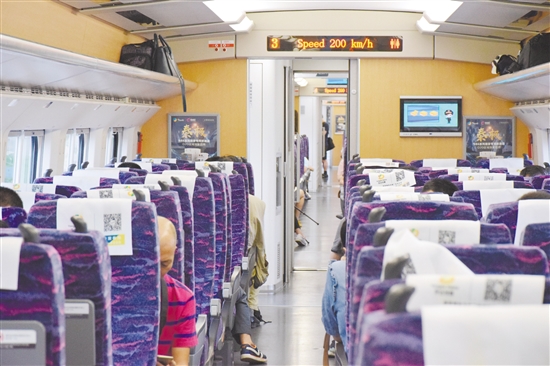 列车车厢内宽敞、明亮、整洁，在电子显示屏上可看到实时车速。