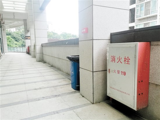 上城摩卡的走廊处,每隔不远就有消防设施.