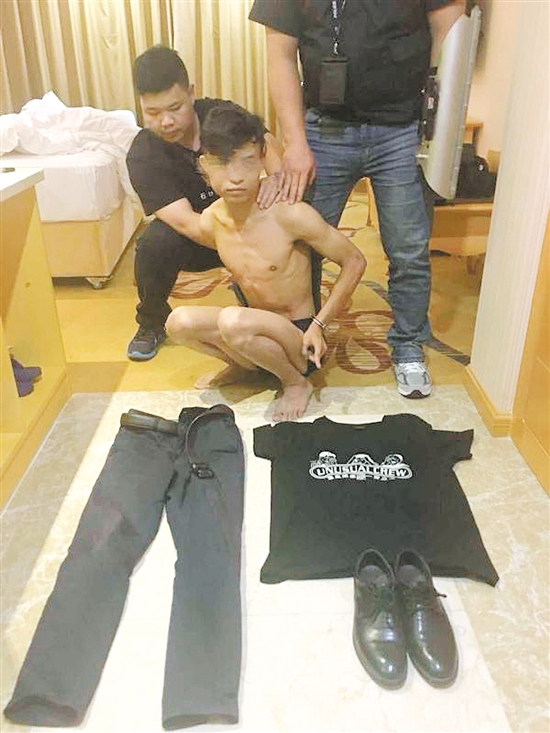 民警在酒店内将胡某威抓获。 民警在酒店内将胡某威抓获。