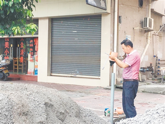 工作人員拆除咪表和收費標志牌等設施,這些停車位也將停止收費管理。 工作人員拆除咪表和收費標志牌等設施,這些停車位也將停止收費管理。