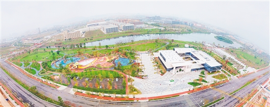 龙溪湖公园的建成开放,大大提升了城市品质,提高了市民的生活质量。郭永乐/摄