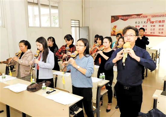 谭涛在认真教学。