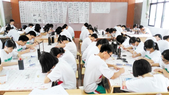 书法小组参加书法大赛.