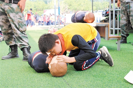 同学们认真学习心肺复苏技术。