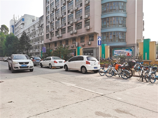 丰乐二街微循环实施第一天,有的车主仍未习惯,逆行通过道路。