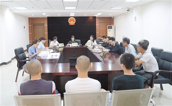 新会区人民法院通过建立圆桌审判机制等方式，切实保护未成年人合法权益。
