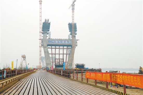 中开高速公路控制性工程银洲湖特大桥已经复工。