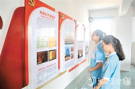 梁启超纪念中学学生在参观双拥宣传栏。