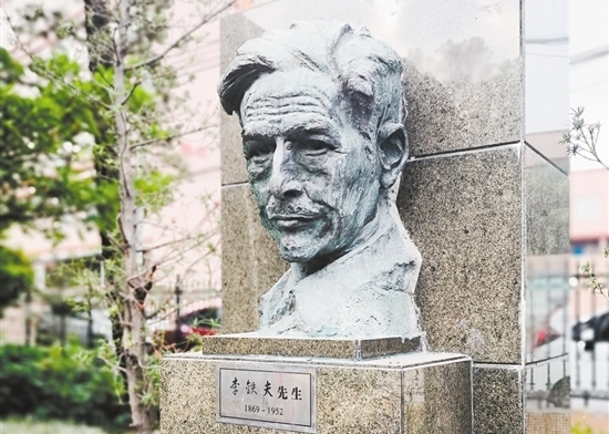 位于铁夫画阁的李铁夫雕像。