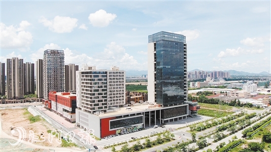 新会在珠西枢纽新城打造了“创新走廊”,凝聚创新力量,新会中科创新广场就是“创新走廊”的重要支点。
