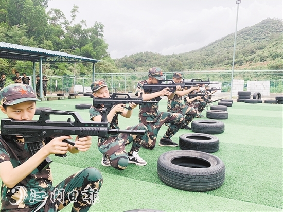 小营员们集体进行45米跪姿射击训练。