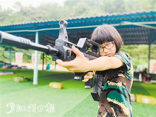 “拿起枪来，我就是女汉子！”