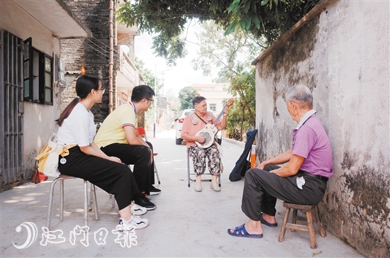 80多岁的凤姑,正在用心为黄伯演奏秦琴。