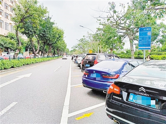 路边停车位有了方向标识,要求车辆同向、顺向有序停放。