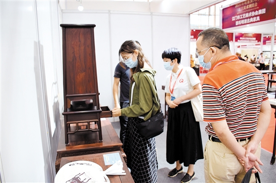 市民在参观欣赏我市明清家具作品。