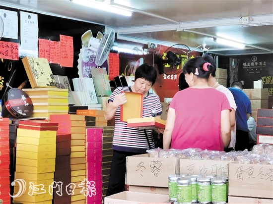 月饼经销点选购月饼的市民络绎不绝。
