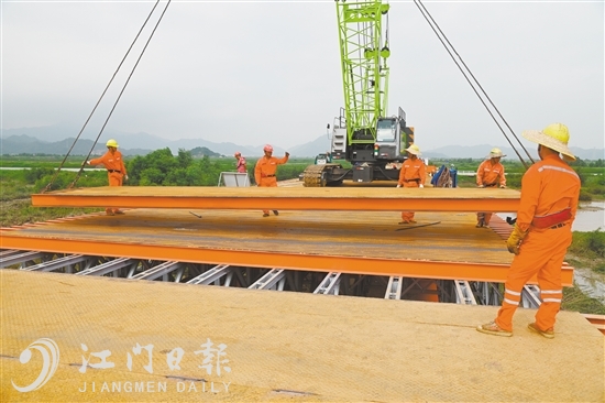 经过建设者的努力,钢栈桥终于建成。