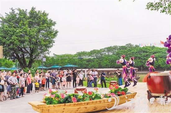 “双节”期间,华侨城古劳水乡吸引了众多游客。