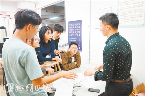 陈振益与学生们讨论设计方案。