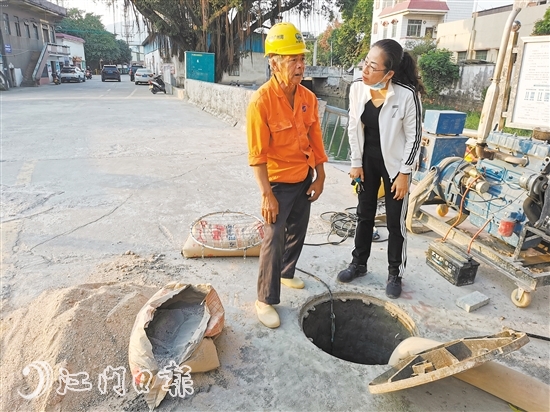 燕翎(右)在了解污水管网建设情况。