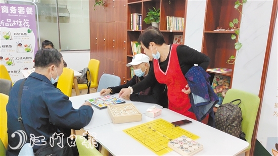 服务中心的益智游戏,让老人玩得不亦乐乎。