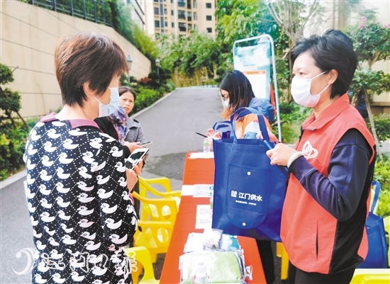 志愿者向居民普及用水常识。