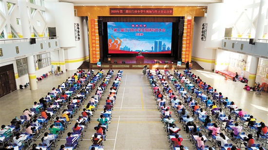 200名选手现场完成看图作文。
